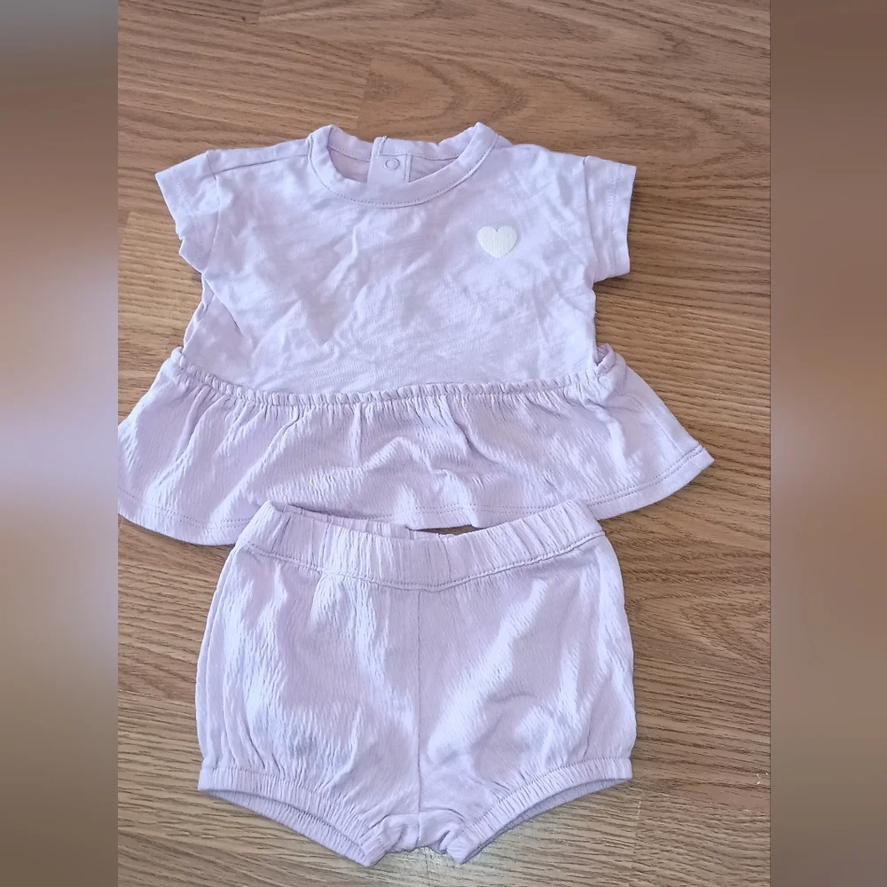 Carter's 3 Piece Baby Lavender Ruffle Top, Shorts and Onesie Set Size 3 … - Picture 4 of 6